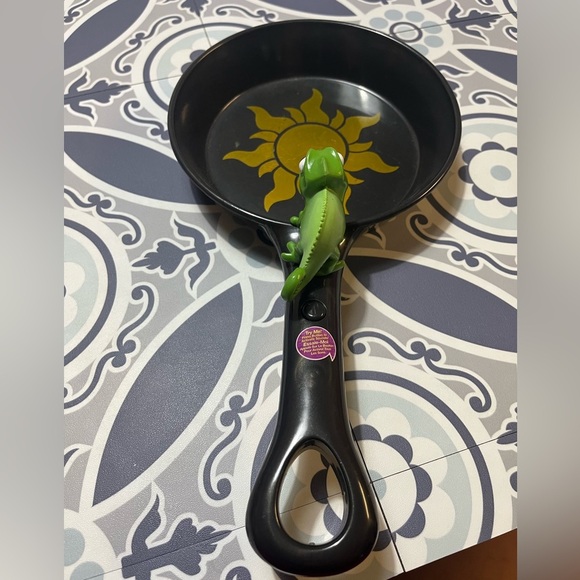 Disney Tangled Rapunzel Frying Pan Skillet Costume Toy w/Pascal figure on handle - Picture 4 of 6